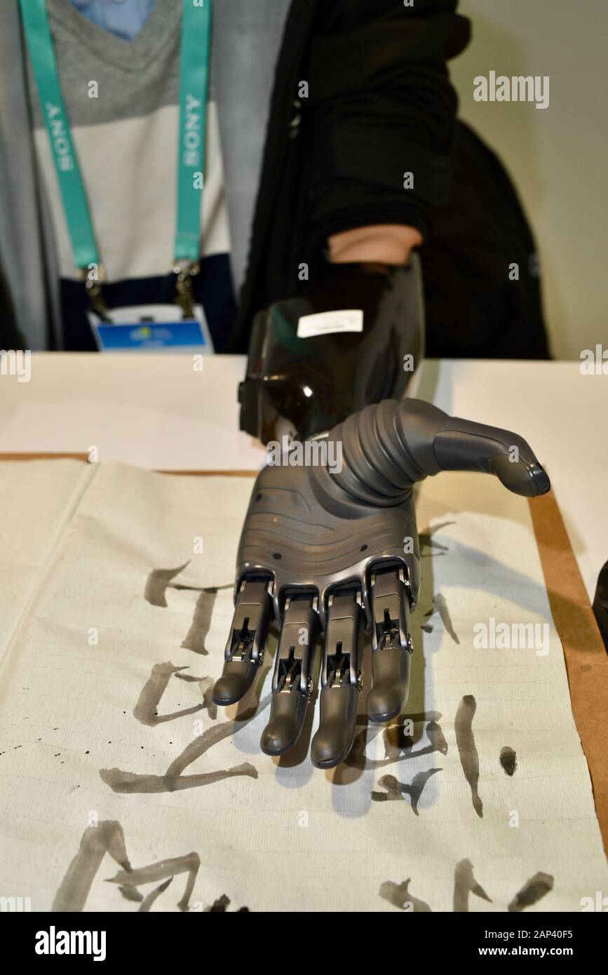 BrainCo prothetischer Arm und Hand mit künstlicher Intelligenz und maschinellen Lernmethoden, um Nervensignale von Patient zu Hand, CES, Las Vegas, zu erfassen. Stockfoto