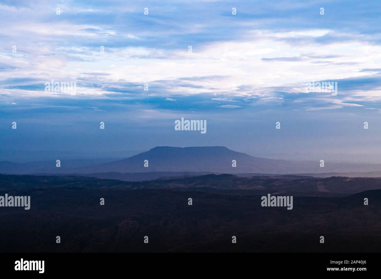 Wunderschöne, üppige tropische Waldlandschaft mit Tafelberg, Phu Pha Jit im Nam Nao Nationalpark am ruhigen Abend. Petchabun - Thailand. Stockfoto