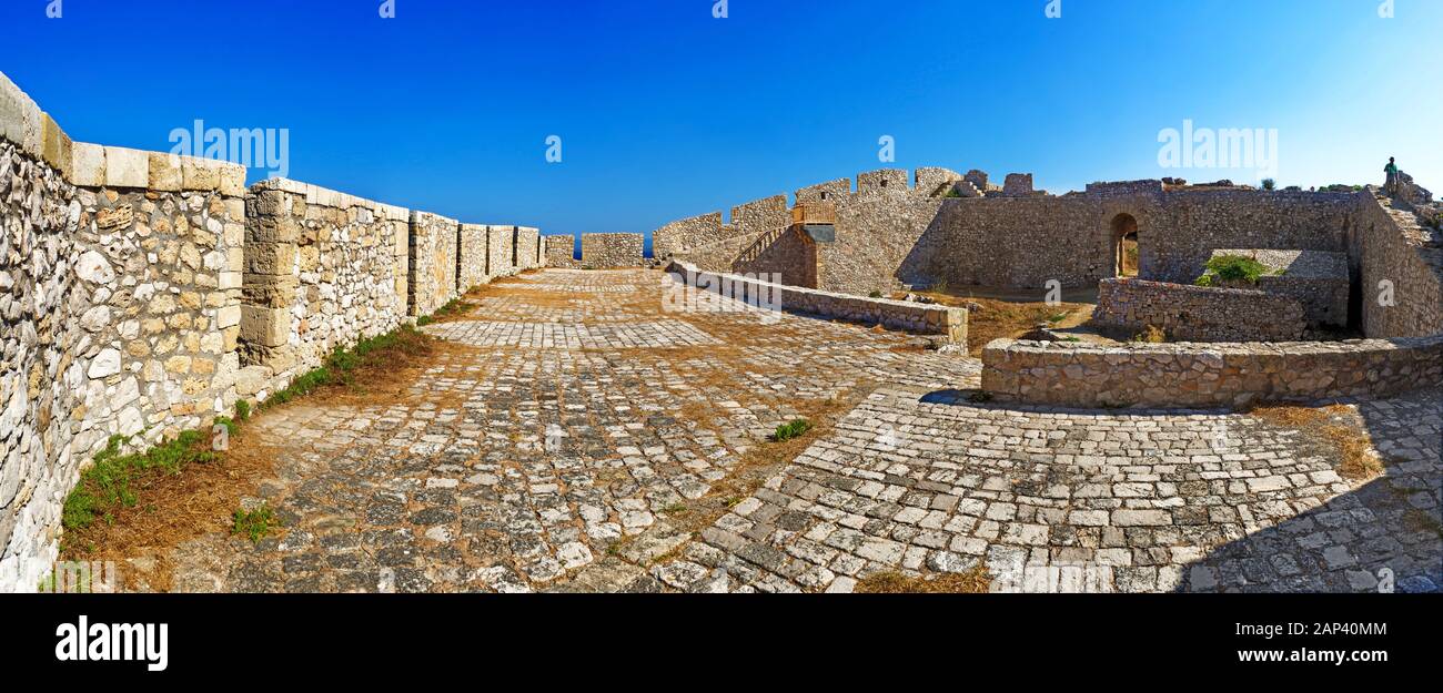 Foto von der Burg von Pylos, einer öffentlichen arhcaeologischen Stätte, Wahrzeichen des griechischen Erbes auf der Peloponnes. Stockfoto