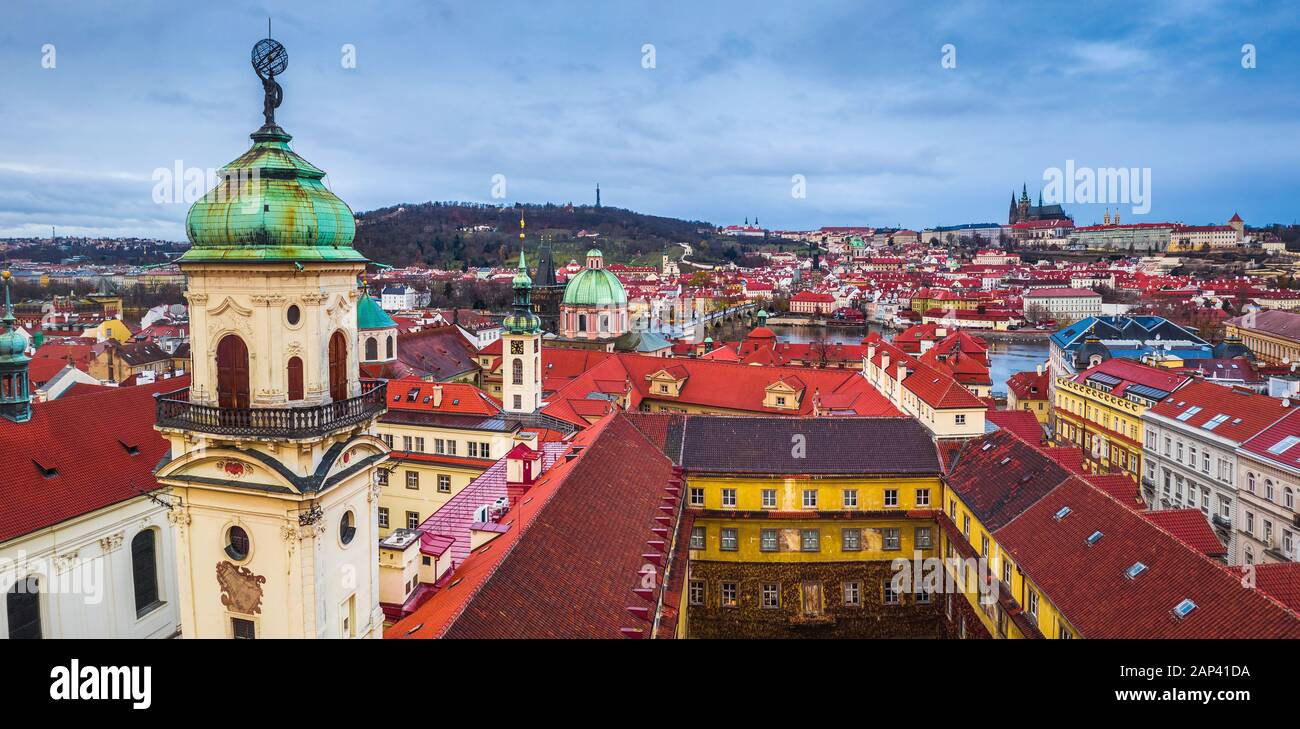 Prag, Tschechien - Panoramablick auf Prag mit dem Turm der Bibliothek des Barock (Klementinum), der berühmten Karlsbrücke, dem heiligen Franz Von Assis Stockfoto