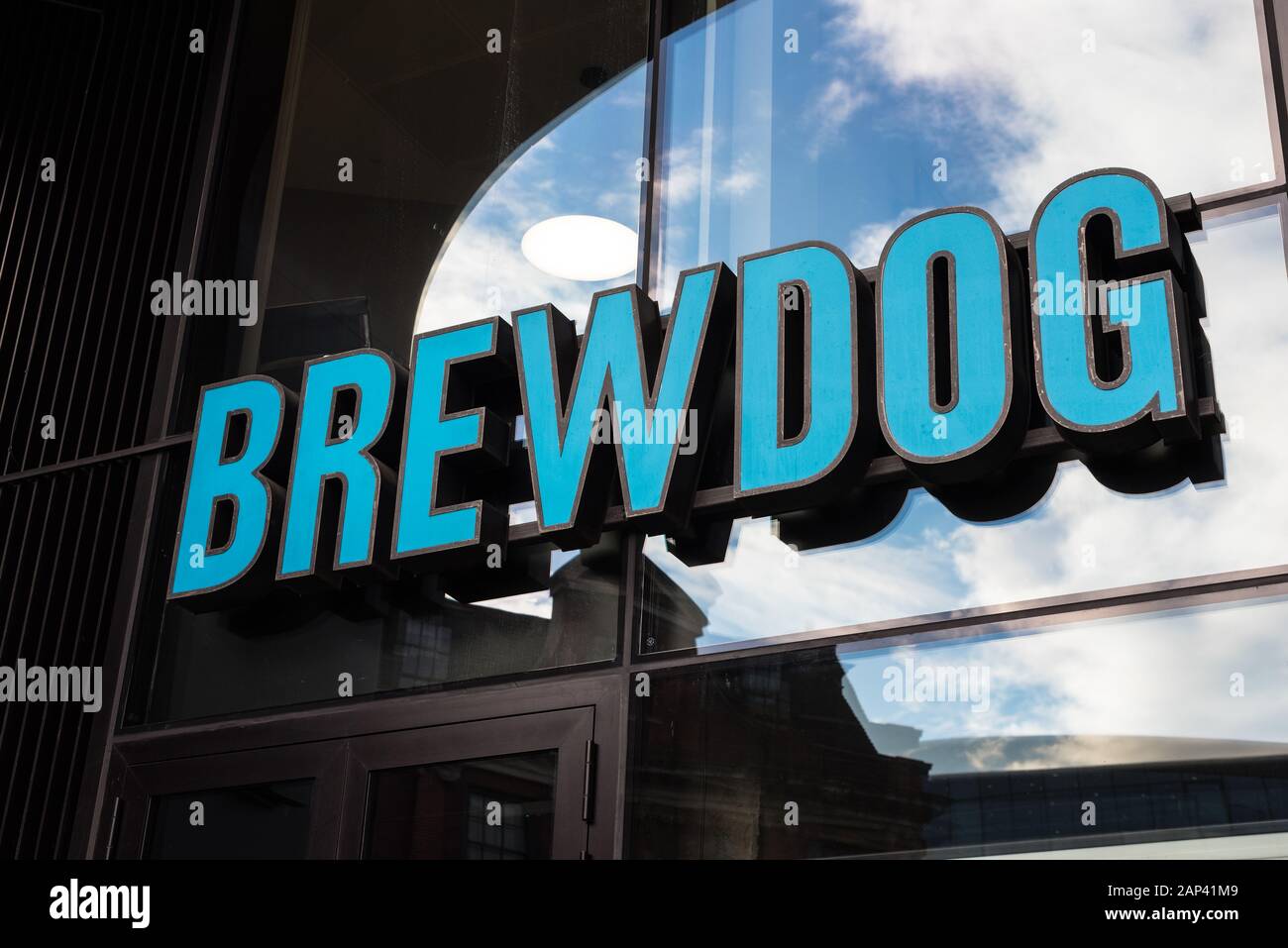 London, Großbritannien - 16. Januar 2020: Das Zeichen für Brewdog auf der Vorderseite eines ihrer Pubs in London Stockfoto