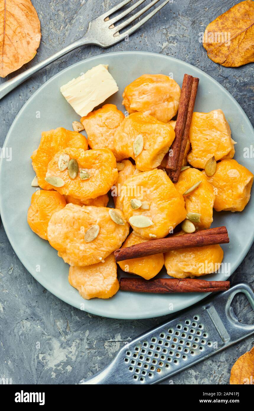 Hausgemachte faul Kürbis Knödel auf einer Platte Stockfoto