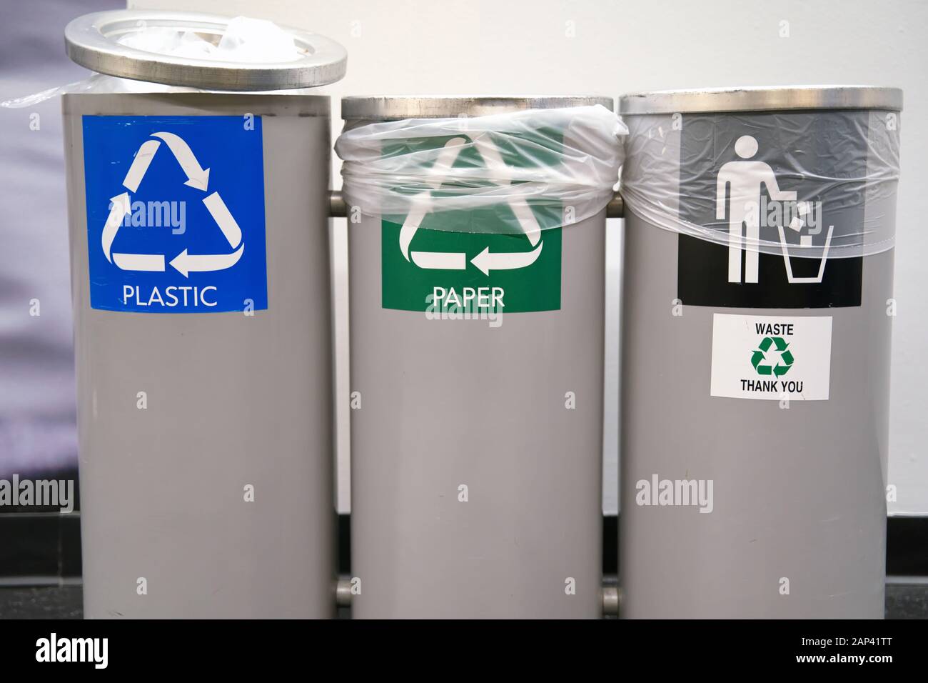 Papierkorb und Kunststoff-Recycling-Abfallbehälter mit Etiketten zur Identifizierung und Dankbarkeit für eine unterstützende Öffentlichkeit. Stockfoto