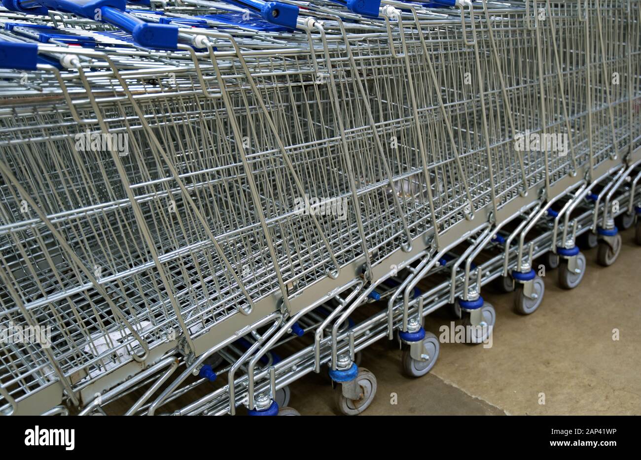 Supermarkt-Einkaufswagen sind alle verstaut und bereit für den nächsten Shopping-Kunden Stockfoto