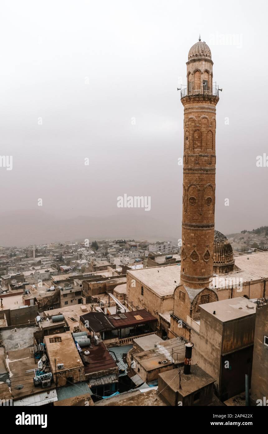 Historisches Minarett der großen Moschee von Mardin und Blick auf die Stadt Mardin, Türkei. Stockfoto