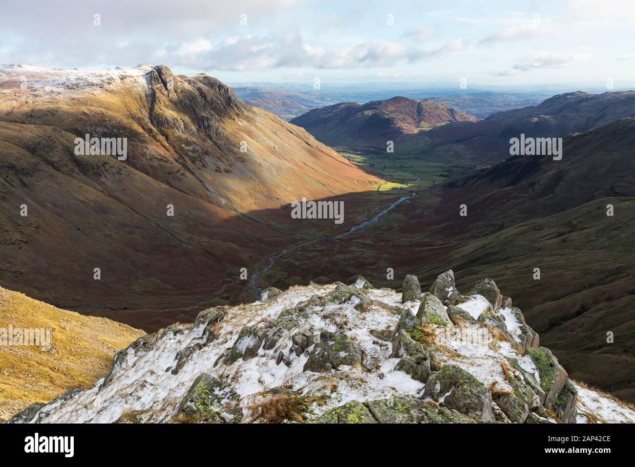 Great Langdale und die Langdale Pikes vom Gipfel des Rossett Pike, Lake District, Cumbria, Großbritannien Stockfoto