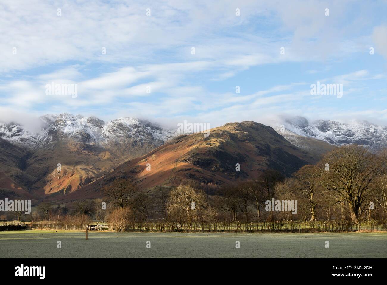 Crinkle Crags und Bowfell gesehen von Langdale im Winter, Lake District, Cumbria, Großbritannien Stockfoto