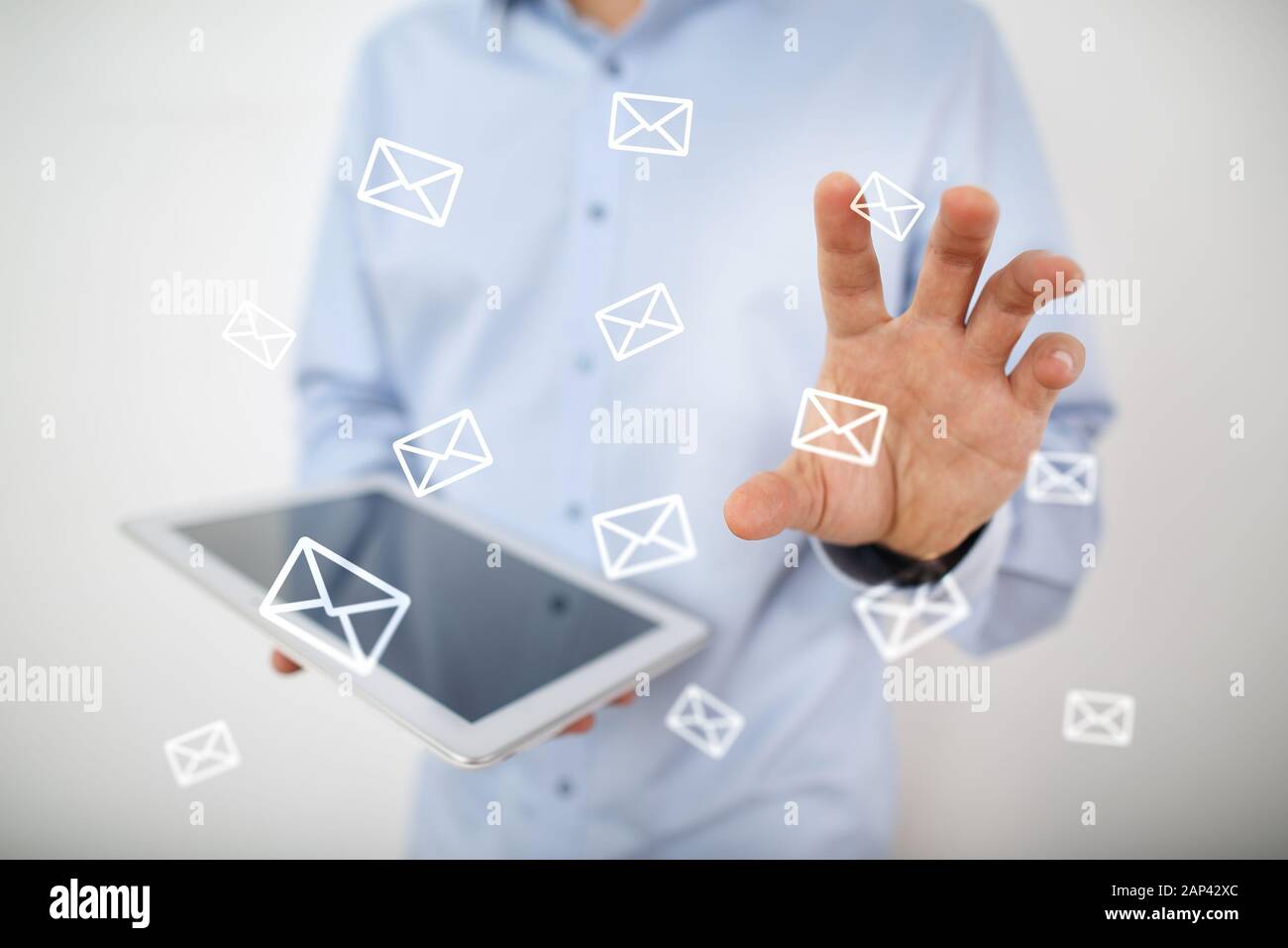 Nachrichtensymbole auf dem virtuellen Bildschirm. Kommunikationskonzept Stockfoto