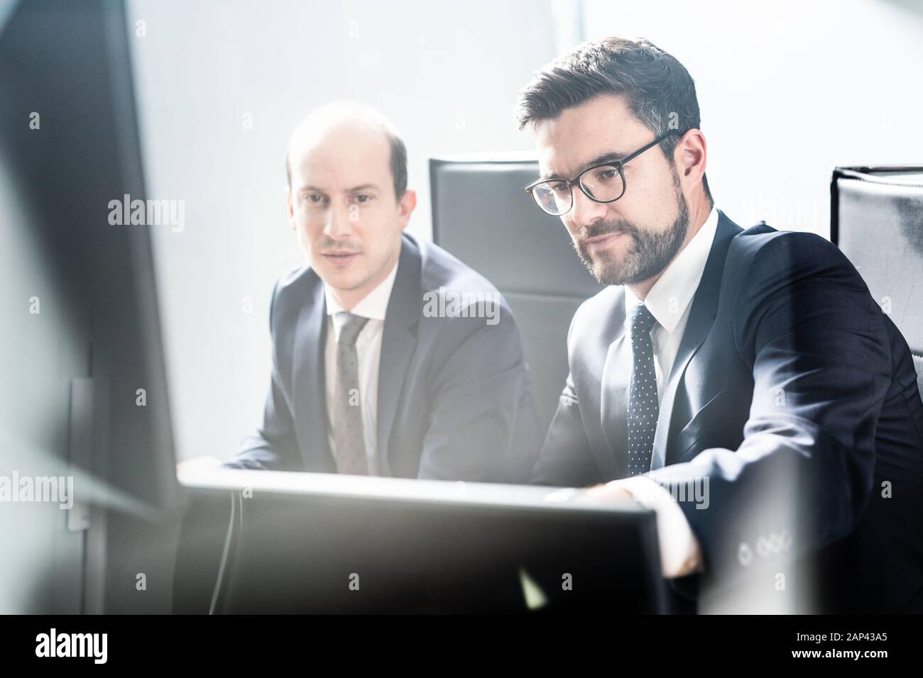 Business Team Analyse von Daten bei geschäftlichen Treffen in modernen Corporate Office. Stockfoto