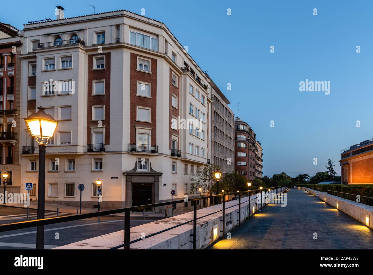 Luxuriöse Apartmentgebäude im Madrider Stadtteil Jeronimos vor dem Prado Museum Stockfoto