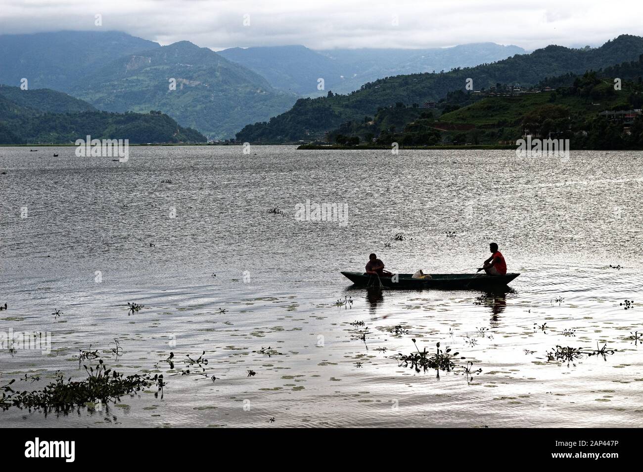 Ein Paar angelt im Phewa Lake von Pokhara in Nepal Stockfoto