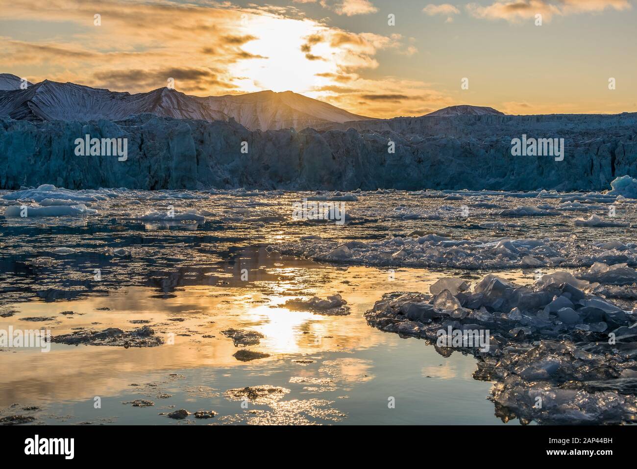 Arktische Gletscherlandschaft mit Drifteis auf dem Ozean bei Sonnenuntergang - erstaunliche Polarregion Stockfoto
