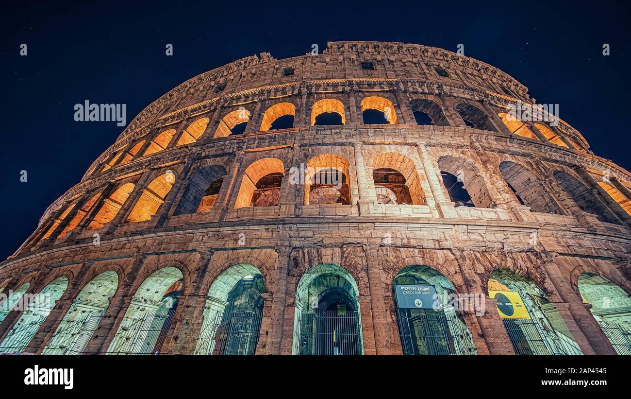 Kolosseum-Denkmal in Rom nachts Stockfoto