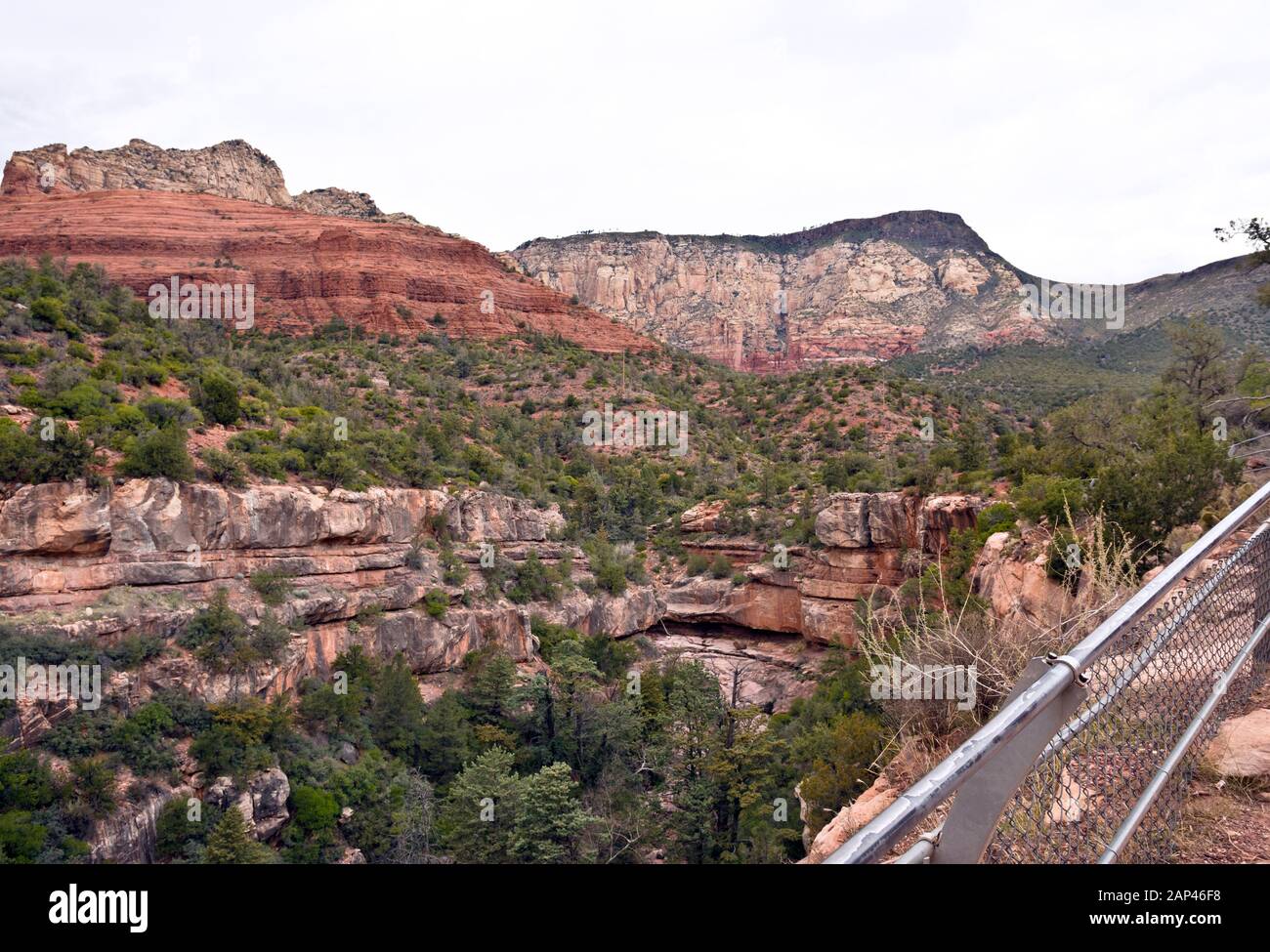 Blick auf die roten Felsen des Oak Creek Canyon in der Nähe von midgley Brücke in Arizona, USA blicken. Stockfoto