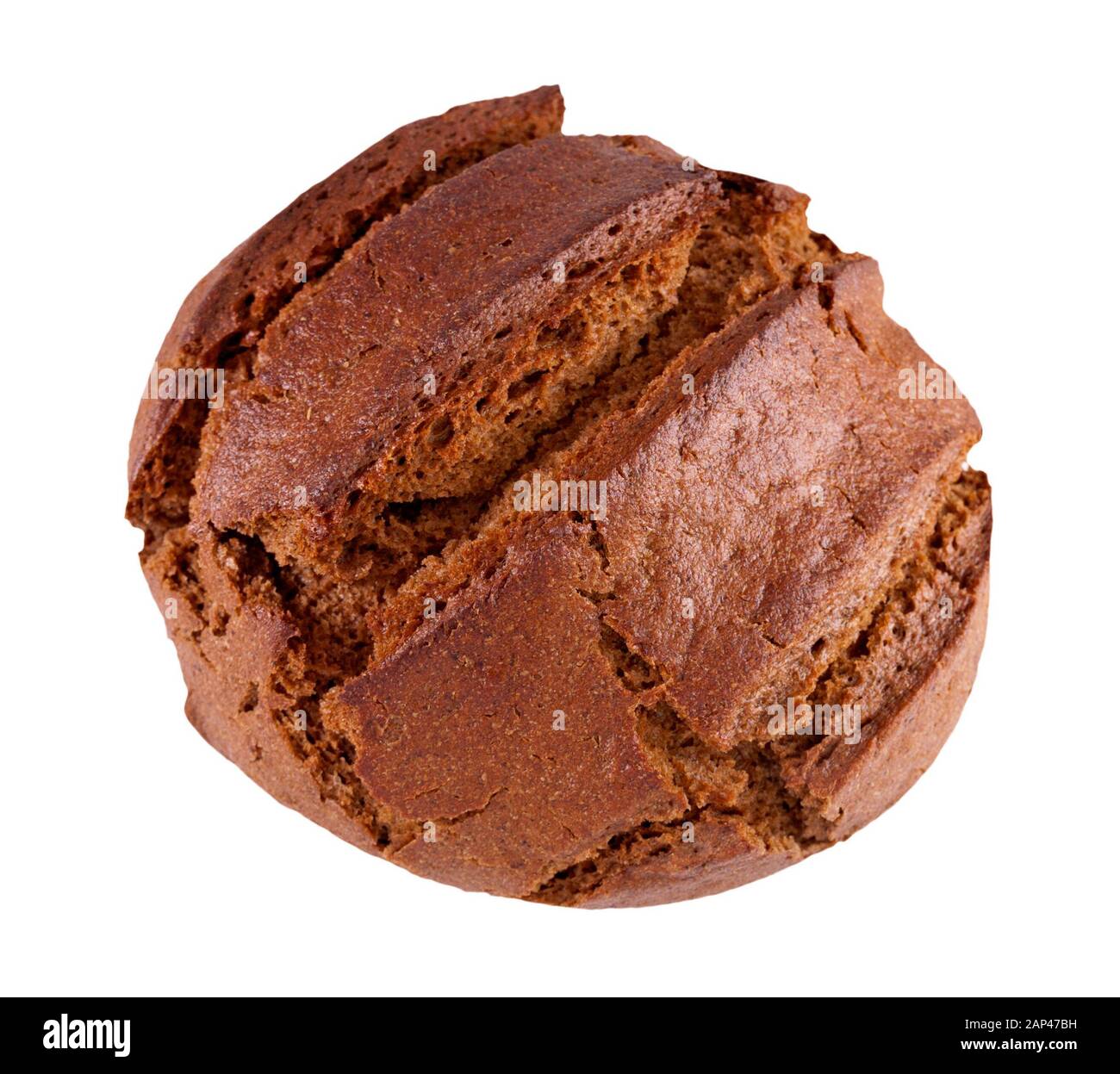Dunkles rundes Roggenbrot mit auf weißem Grund isolierter Kruste Stockfoto