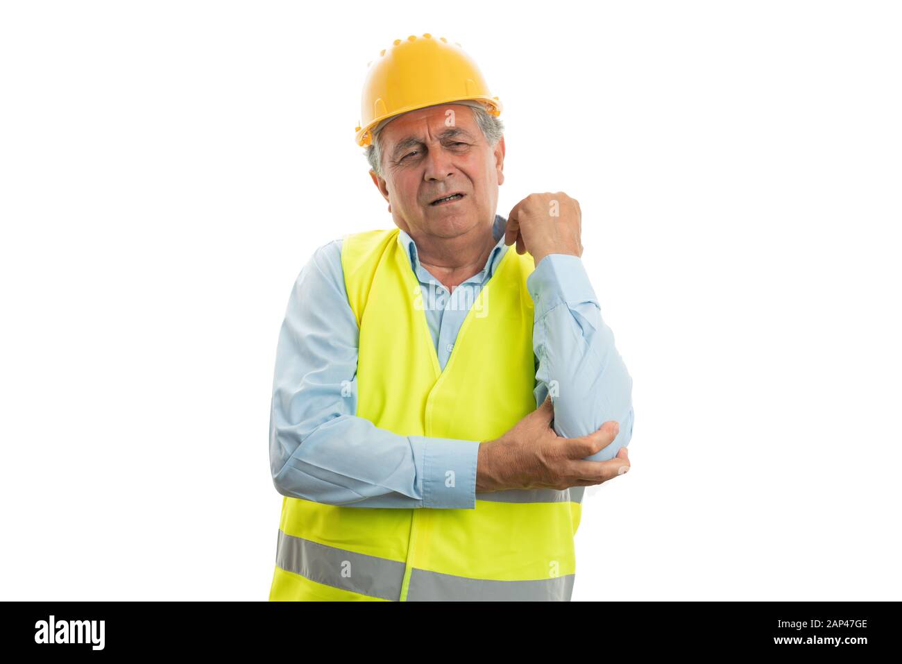 Alter männlicher Bauarbeiter, der Ellenbogen mit verletzender Expression berührt, isoliert auf weißem Studiohintergrund Stockfoto