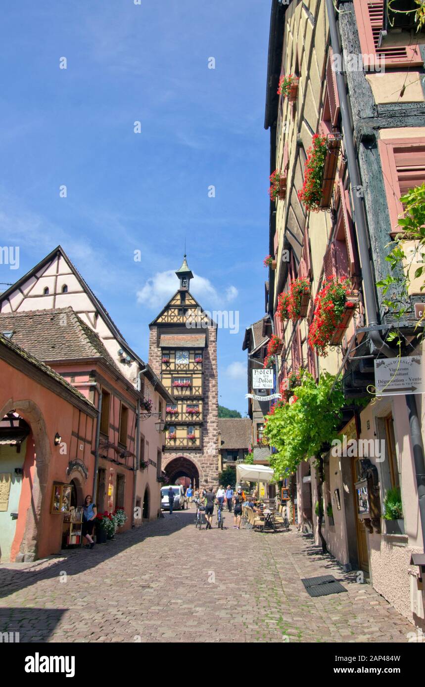 Rue General de Gaulle, Riquewihr, Frankreich Stockfoto