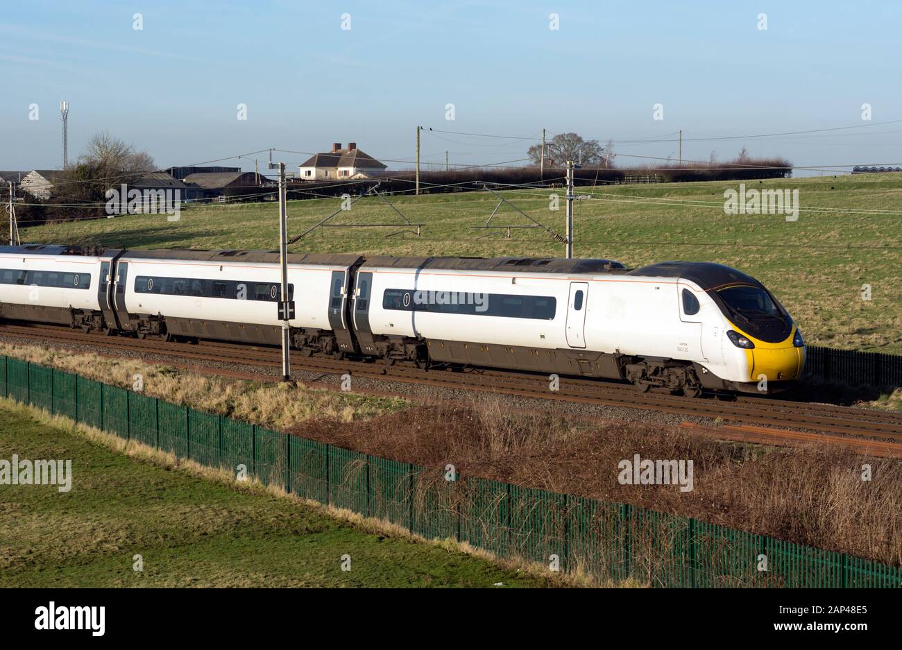 Avanti Westküste Pendolino train auf der West Coast Main Line, Northamptonshire, Großbritannien Stockfoto