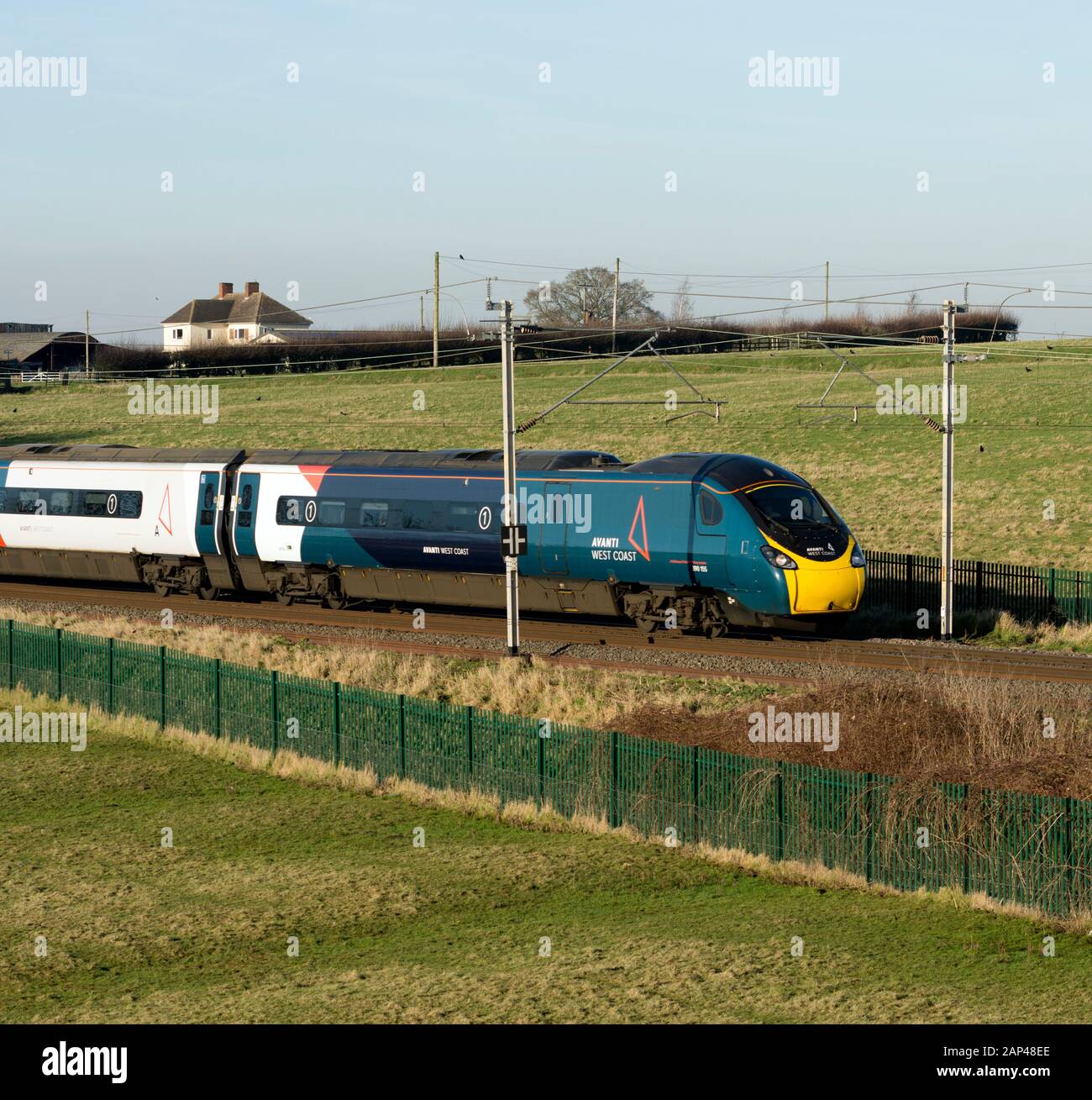 Avanti Westküste Pendolino train auf der West Coast Main Line, Northamptonshire, Großbritannien Stockfoto