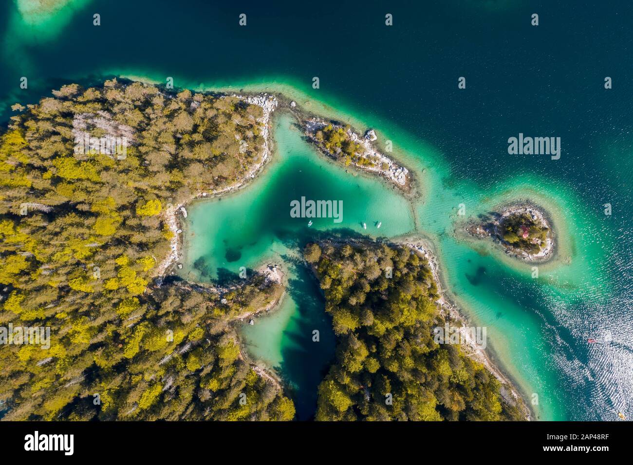 Luftbild, kleine Inseln und bewaldetes Ufer von oben, Eibsee bei Grainau, Oberbayern, Bayern, Deutschland Stockfoto