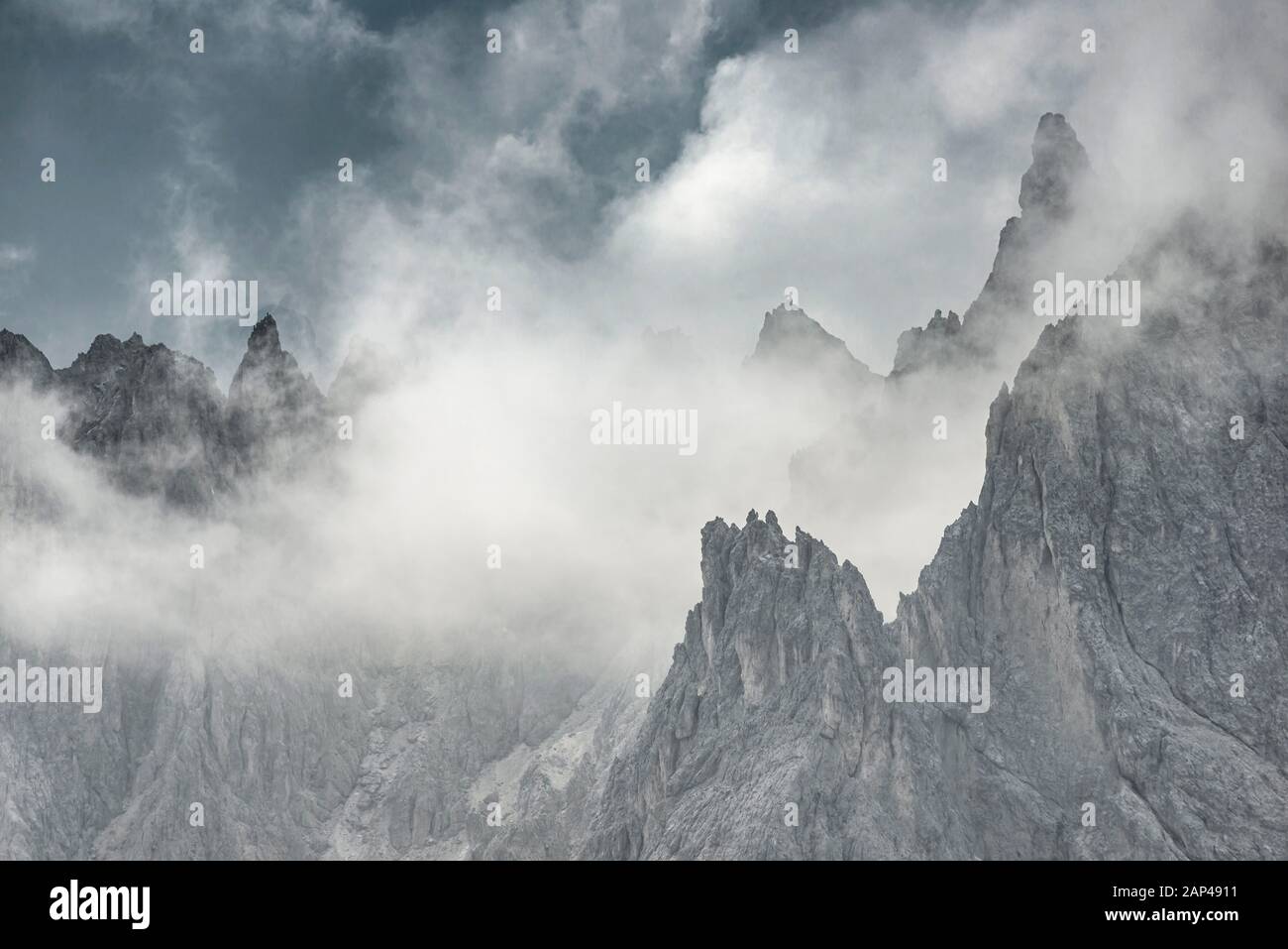 Bizarre Berggipfel mit dramatischen Wolken, Cimon di Croda Liscia und Cadini Group, Sexten Doles, Belluno, Italien Stockfoto
