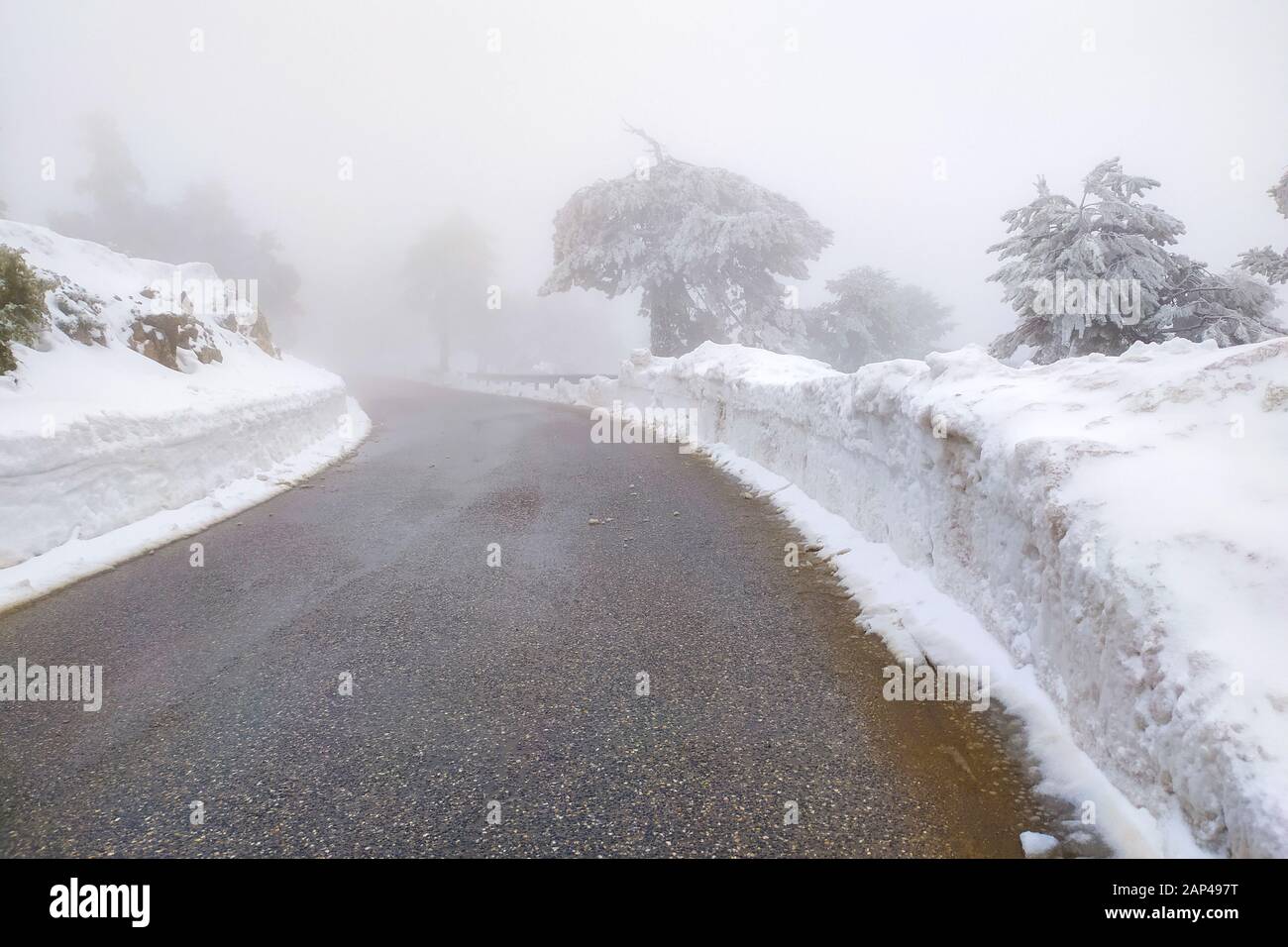 Schöne Schneegebiet und Straßen im Parnitha-Berg, Griechenland. Parnitha ist ein dicht bewaldetes Gebirge nördlich von Athen, das höchste auf dem Gebiet Stockfoto