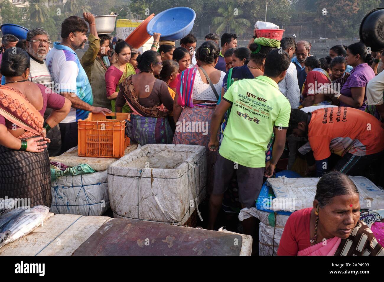 Eine chaotische Schar von Fischkäufern und -Verkäufern an den Sassoon Docks, einem Fischerhafen in Colaba, Mumbai, Indien Stockfoto