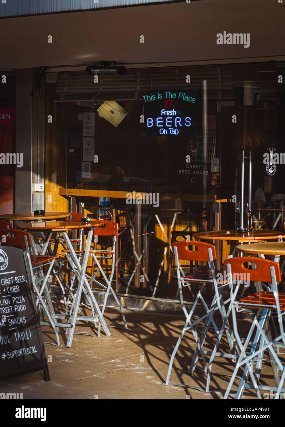 Die Piccadilly Tap Bar vor dem Bahnhof in Manchester in der Morgensonne Stockfoto