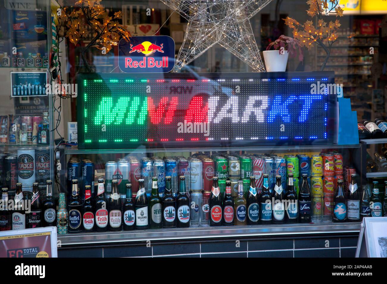 Kiosk auf Komoedien Strasse der Stadt, Schaufenster mit Getränken, LED-Anzeige, Köln, Deutschland. Getraenke-Shop, Kiosk in der Komoedienstrasse in de Stockfoto