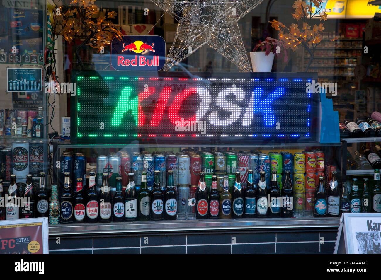 Kiosk auf Komoedien Strasse der Stadt, Schaufenster mit Getränken, LED-Anzeige, Köln, Deutschland. Getraenke-Shop, Kiosk in der Komoedienstrasse in de Stockfoto