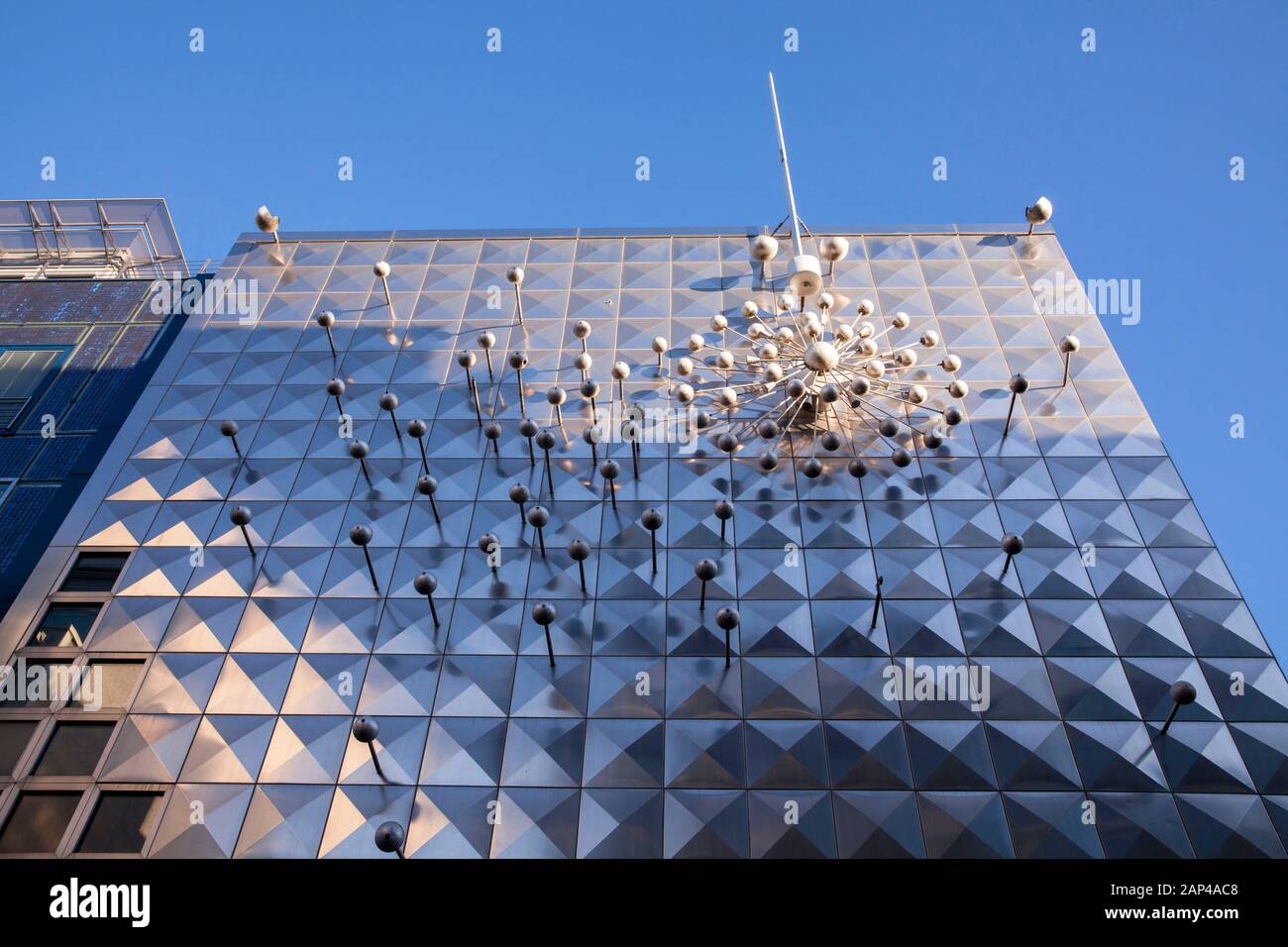 Kinetische Skulptur Licht und Bewegung von Otto Piene (1928 - 2014) an der Wormland Haus auf der Straße Hohe Straße, Köln, Deutschland. Kinetische Plast Stockfoto