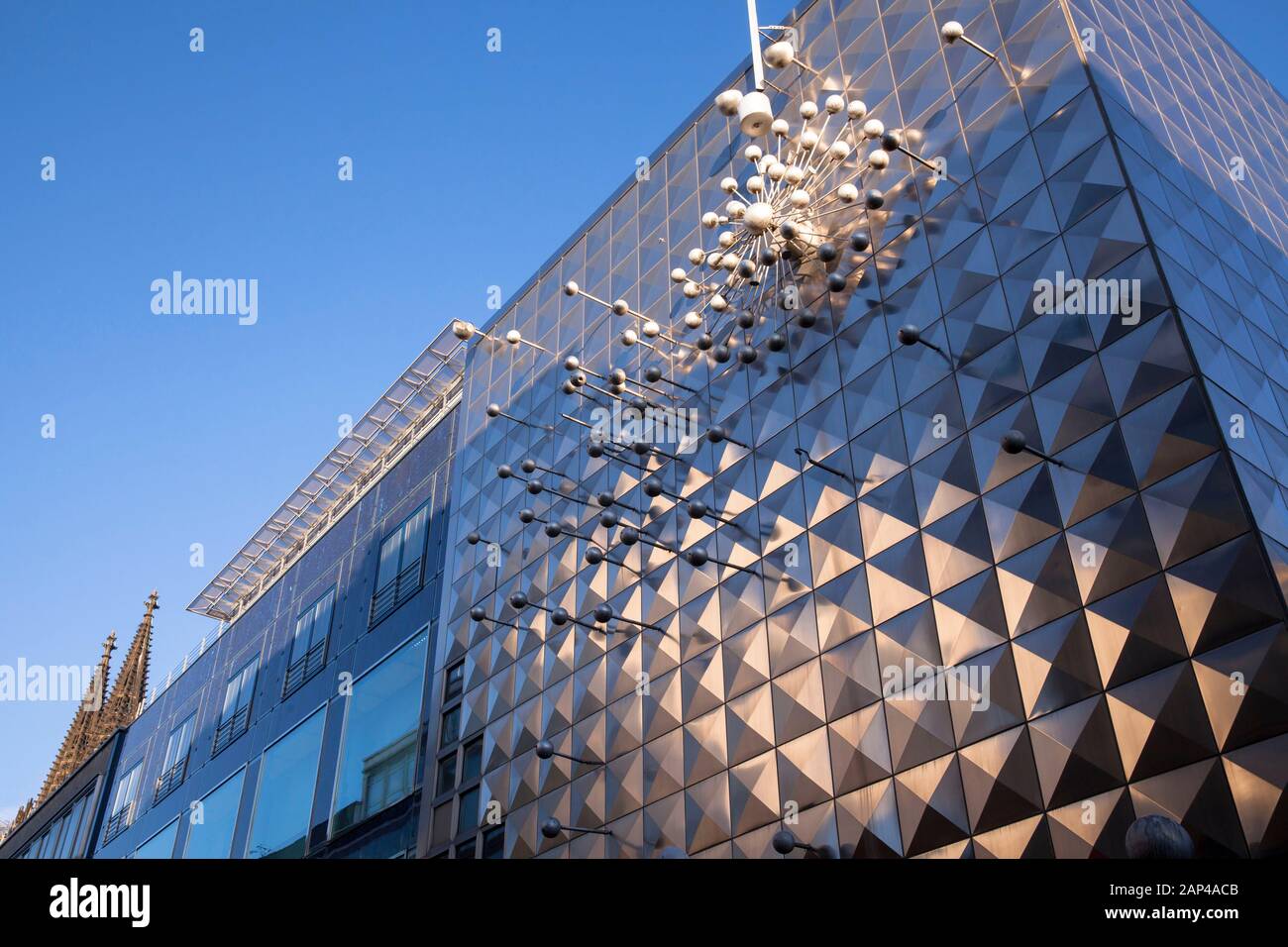 Kinetische Skulptur Licht und Bewegung von Otto Piene (1928 - 2014) an der Wormland Haus auf der Straße Hohe Straße, Köln, Deutschland. Kinetische Plast Stockfoto