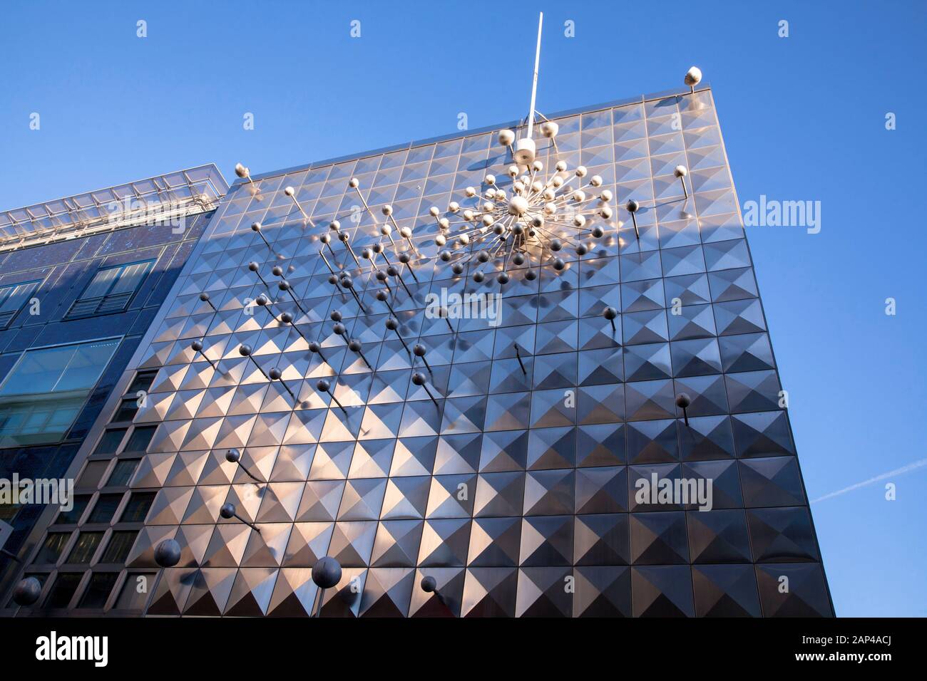 Kinetische Skulptur Licht und Bewegung von Otto Piene (1928 - 2014) an der Wormland Haus auf der Straße Hohe Straße, Köln, Deutschland. Kinetische Plast Stockfoto