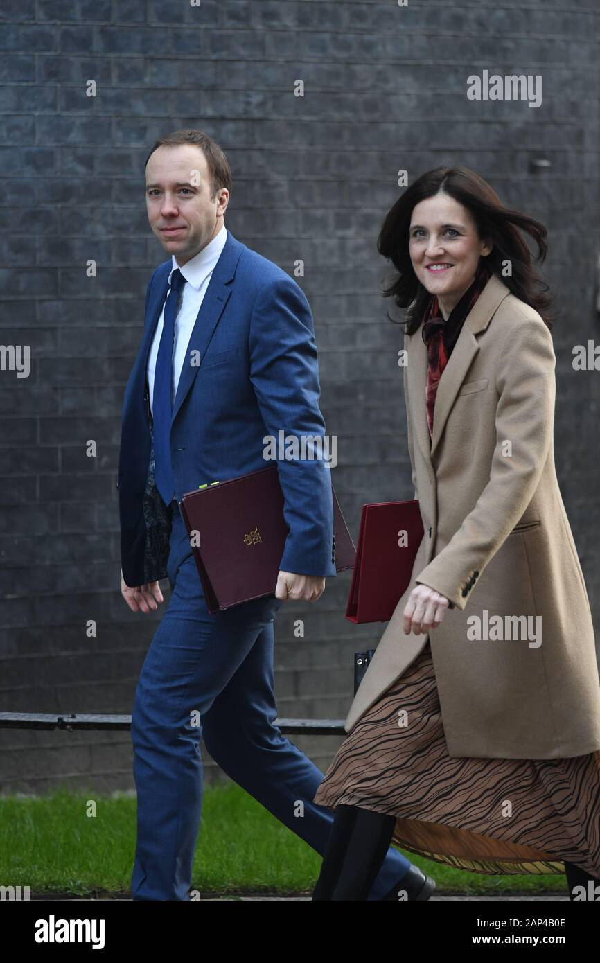 Gesundheit und Soziales Sekretärin Matt Hancock und Umwelt, Ernährung und Angelegenheiten des ländlichen Raums Sekretär Theresa Villiers kommen für eine Kabinettssitzung in Downing Street, London. Stockfoto