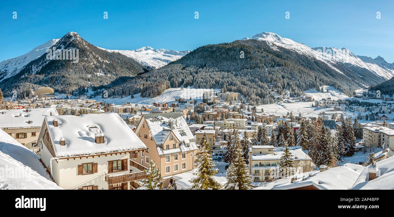 Panorama von Davos Dorf im Winter, Graubünden, Schweiz Stockfoto