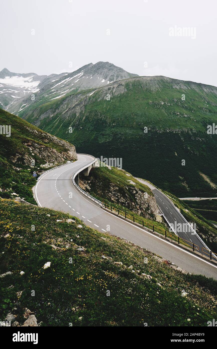 Die verschlängelte Haarnadel biegt den Furkapass, einen Hochpass in den Schweizer Alpen in Realp, Uri, Schweiz EU - Bergstraßenlandschaft Stockfoto