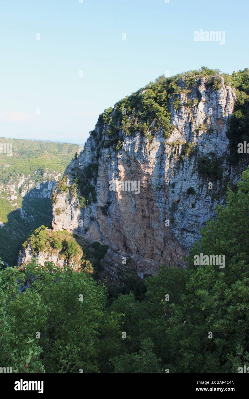 Blick auf die Vikos Schlucht von Kloster von Agia Paraskevi Monodendri Griechenland Stockfoto