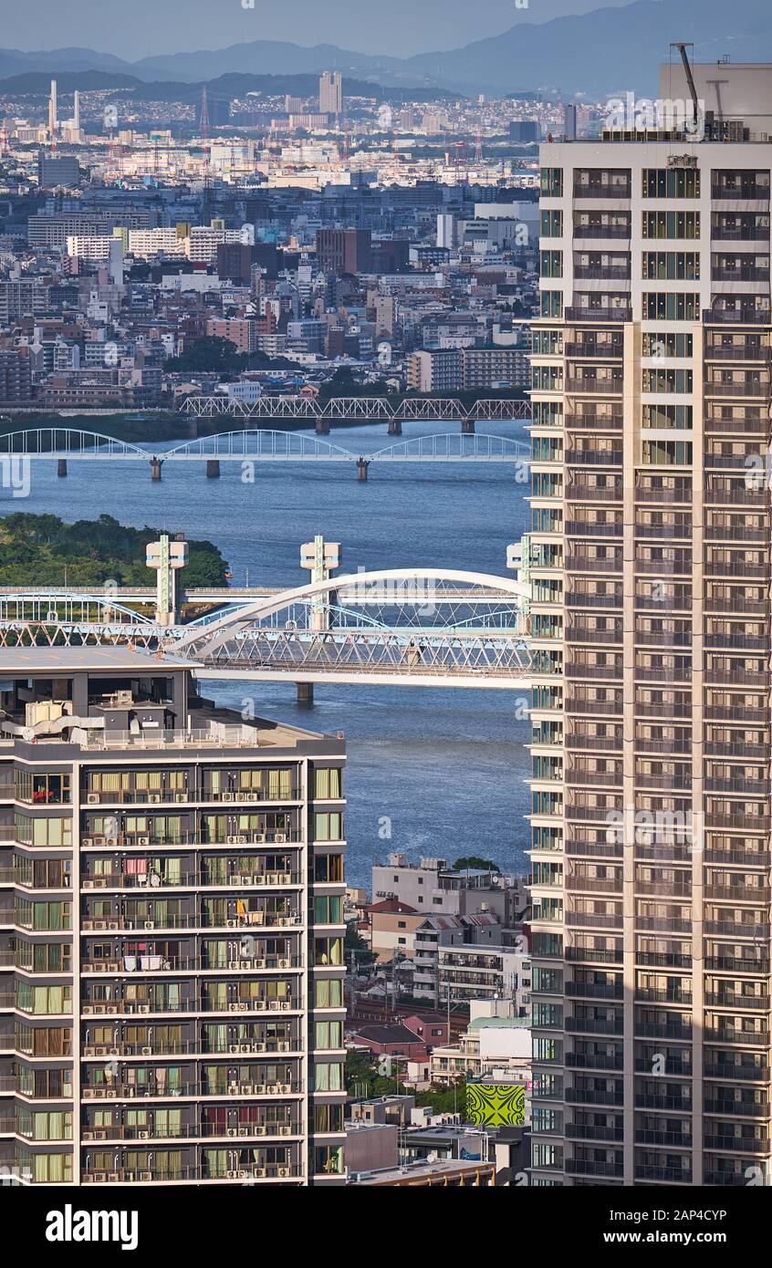 Die Vogelperspektive auf Wolkenkratzer in der Kita (Norden) Innenstadt mit Yodo River auf dem Hintergrund. Osaka. Japan Stockfoto