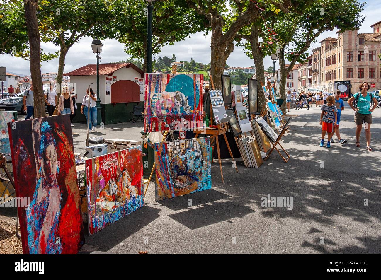 Place Louis XIV, Straßenausstellung. Saint-Jean-de-Luz, Pyrenees Atlantiques, New Aquitaine, Frankreich, Europa Stockfoto