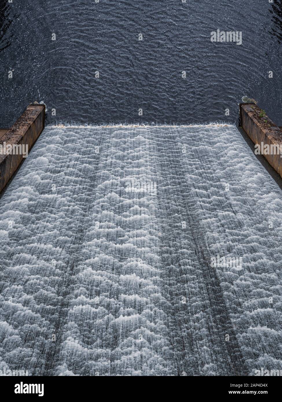 Wasser, das den Staudamm eines Reservoirs hinunterfließt Stockfoto