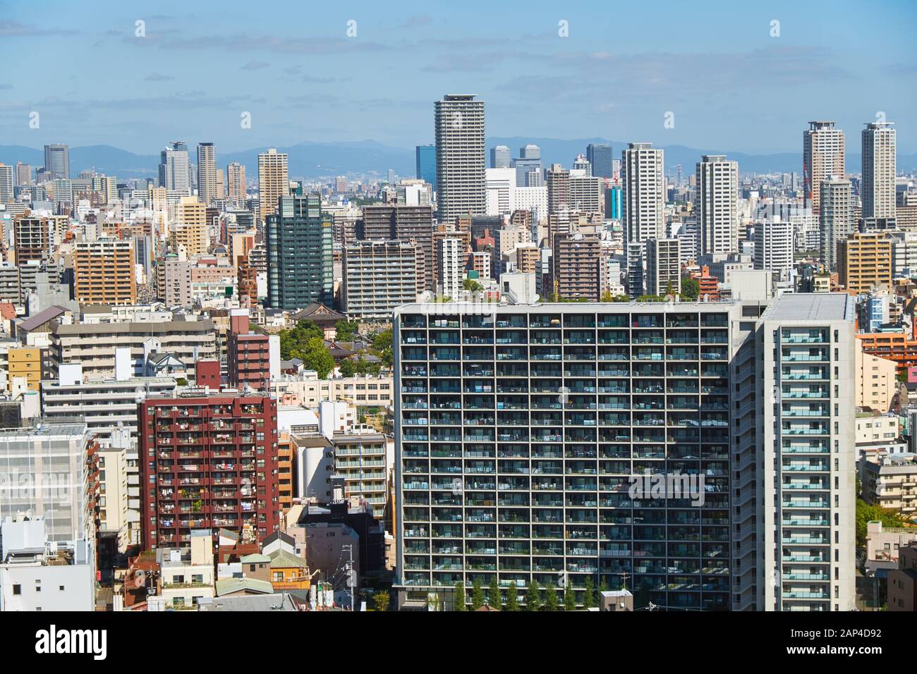 Die Vogelperspektive auf Wolkenkratzer im Tennoji-Viertel im Zentrum der Stadt Osaka. Japan Stockfoto
