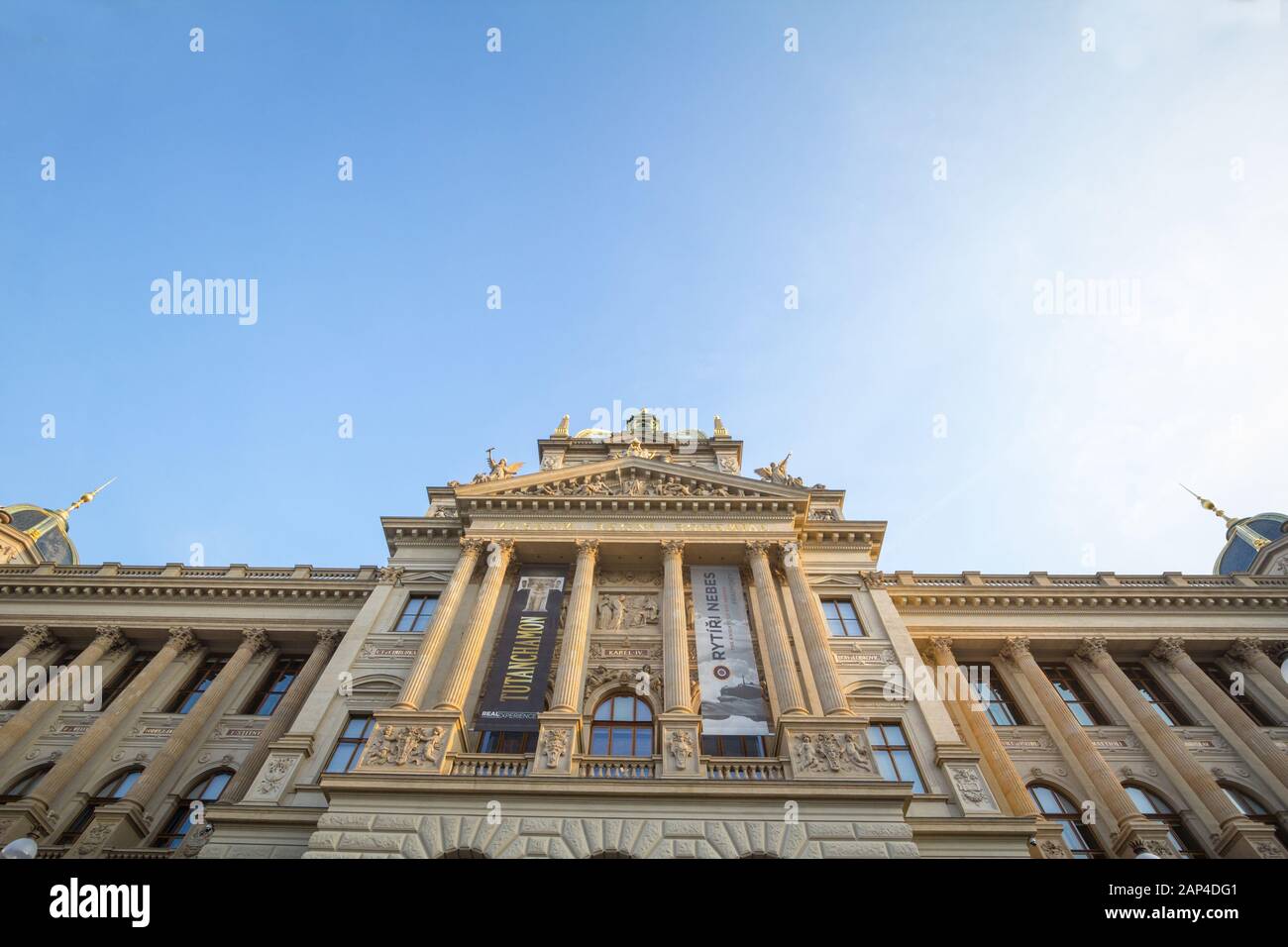 Prag, TSCHECHIEN - 31. OKTOBER 2019: Hauptfassade des Prager Nationalmuseums, Tschechien, an einem sonnigen Nachmittag. Auch Narodni Muzeum genannt Stockfoto