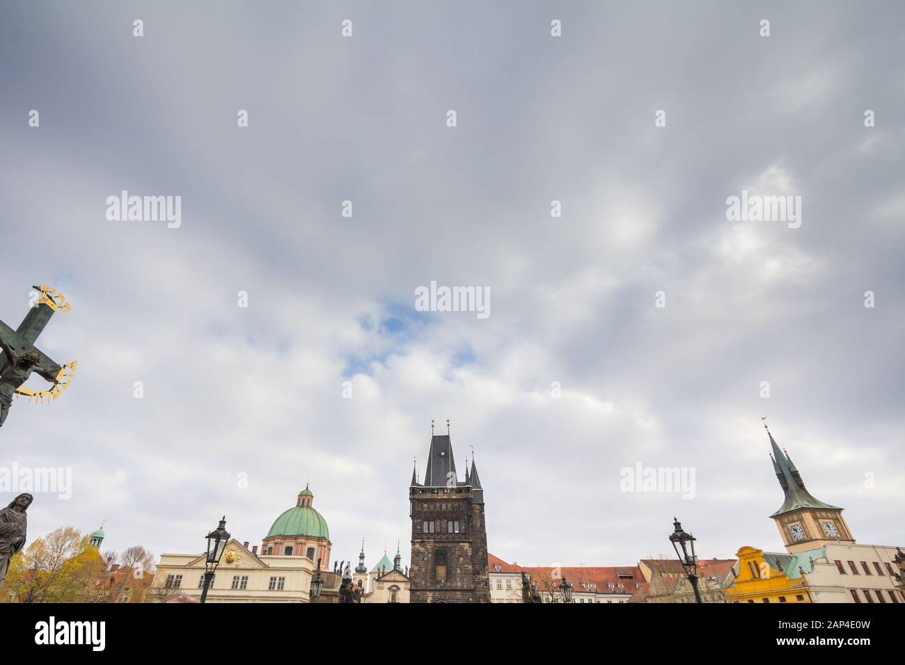 Altstädter Brückenturm an der Karlsbrücke (Karluv Most), oder staromestska Mostecka vez in Prag, Tschechische Republik, von unten gesehen, mit einem bewölkten Grauen aut Stockfoto