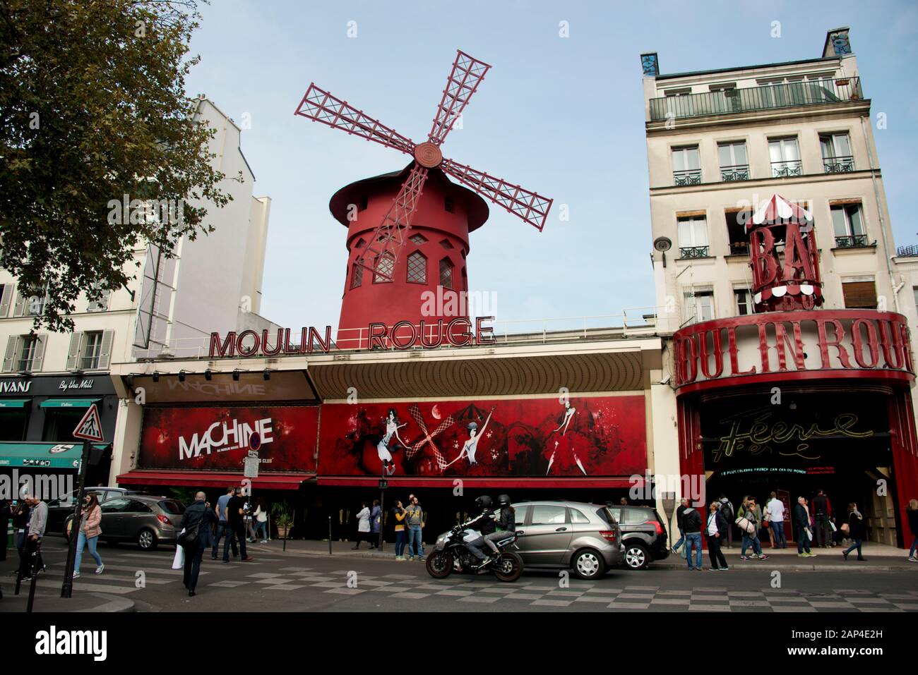 Moulin Rouge Paris. Berühmte Kabarett Veranstaltungsort in Paris mit berühmten Roten Mühle. Red Light District Paris Stockfoto