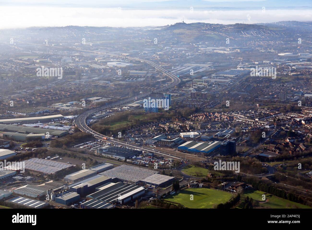 Luftaufnahmen der Autobahn M5 in einer nebligen Skyline von Birmingham, Großbritannien Stockfoto