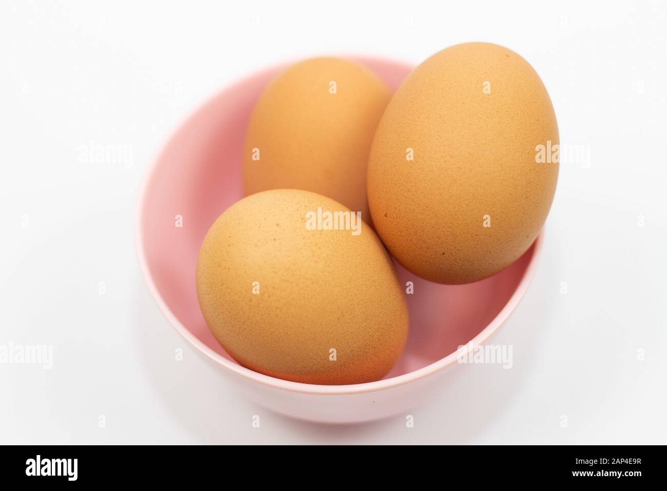 Eier in der Schüssel auf weißem Hintergrund. Stockfoto