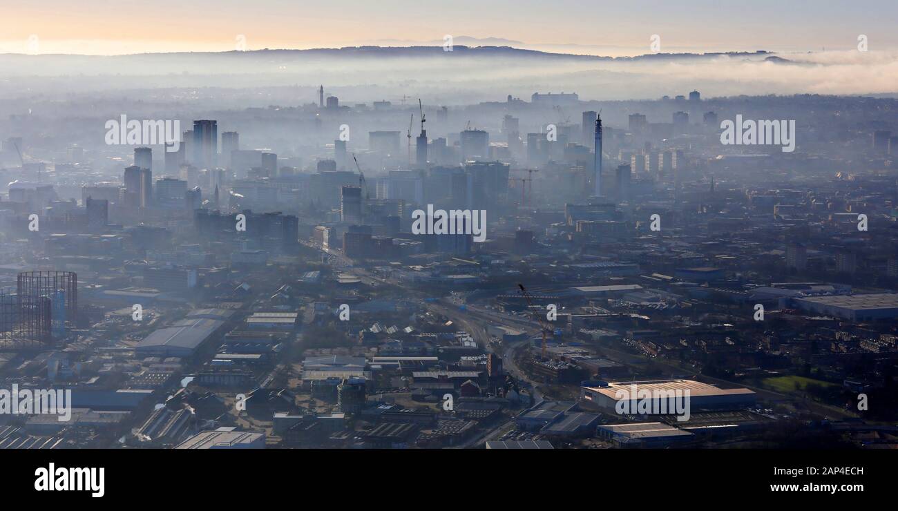 Luftaufnahmen einer nebligen Skyline der Stadt Birmingham, Großbritannien Stockfoto