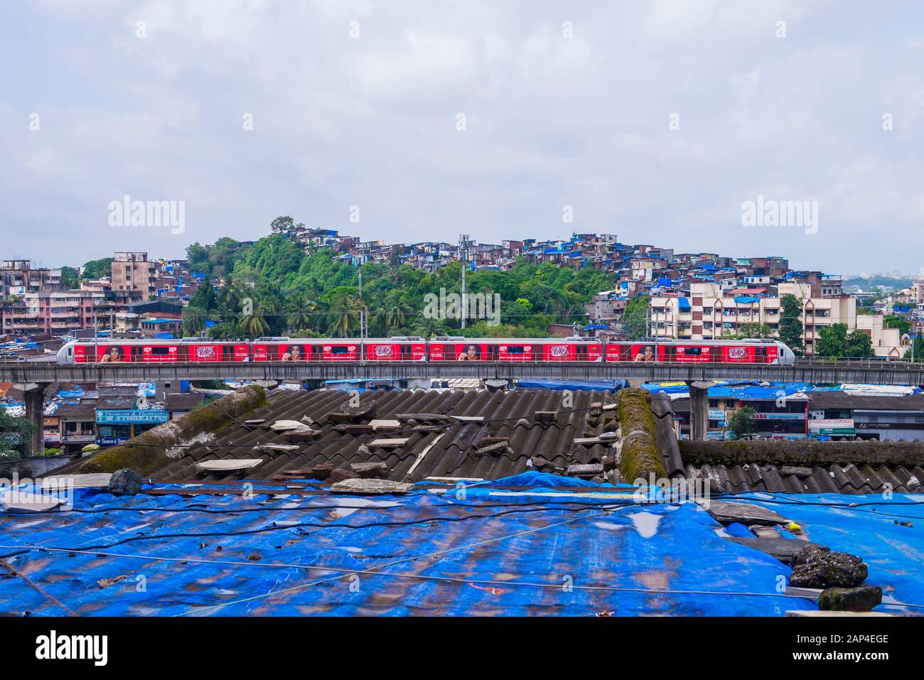 Straßenansicht der Asalfa Nachbarschaft in Ghatkopar, einem Vorort von Mumbai, Indien Stockfoto
