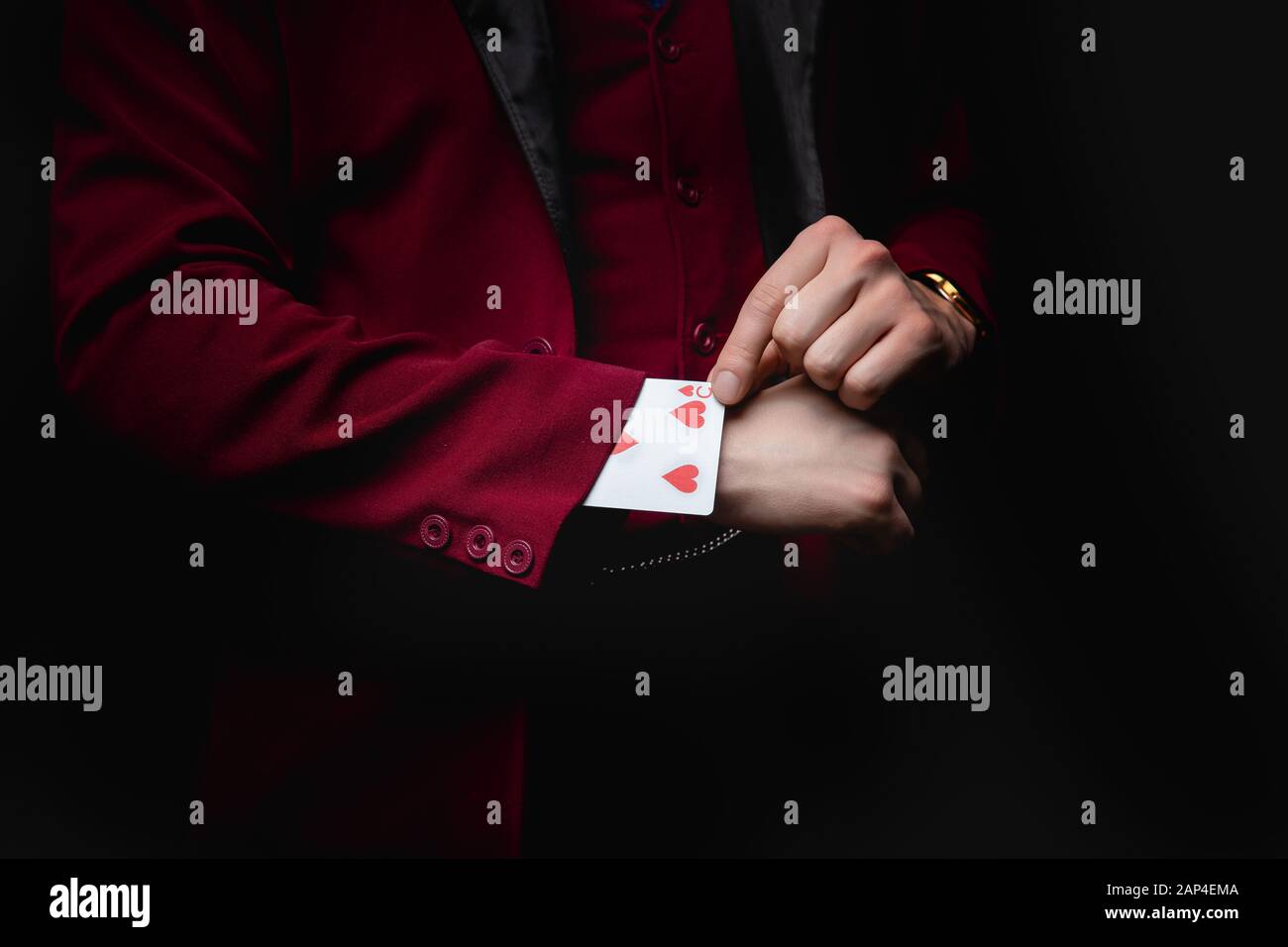 Zauberer zeigt Trick mit Spielkarten, Verschwinden im Ärmel Stockfoto