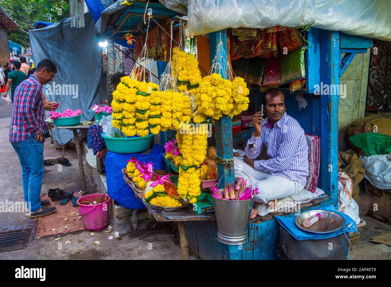 Indische Männer in der Asalfa Nachbarschaft in Ghatkopar, einem Vorort von Mumbai, Indien Stockfoto